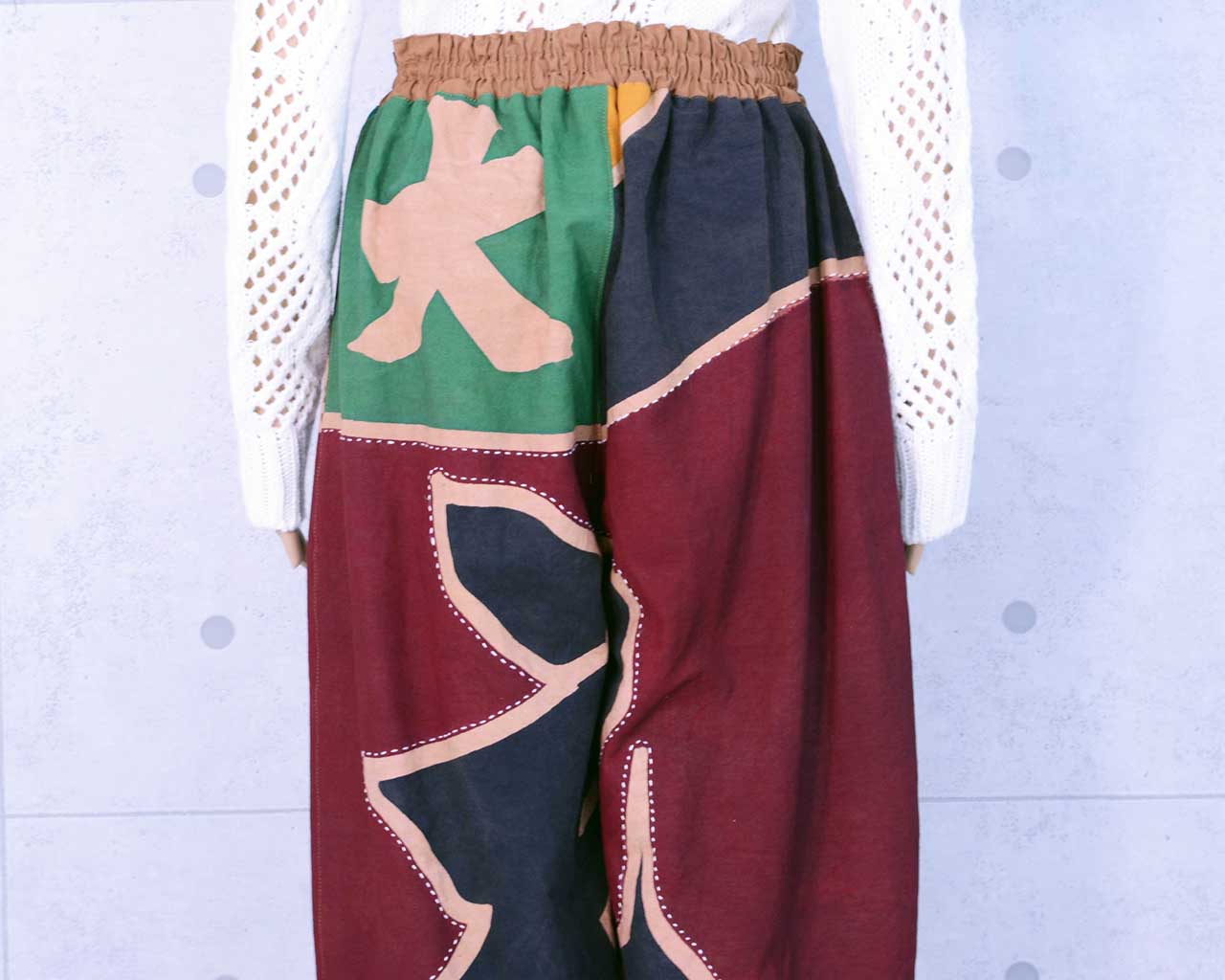 Persimmon-dyed pants with a big fishing flag