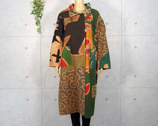 Persimmon-dyed long coat with a big fishing flag